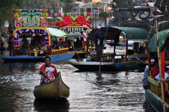 Trajineras e canoas mercantes, nos canais de Xochimilco, Cidade do México